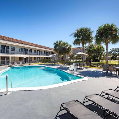 Super 8 By Wyndham Naples Hotel Golden Gate Exterior photo