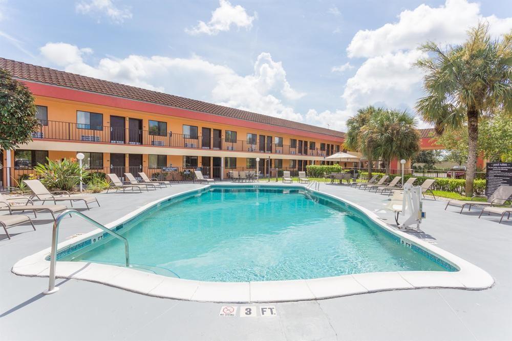 Super 8 By Wyndham Naples Hotel Golden Gate Exterior photo