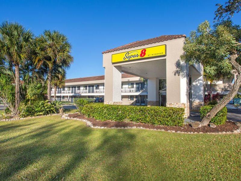 Super 8 By Wyndham Naples Hotel Golden Gate Exterior photo