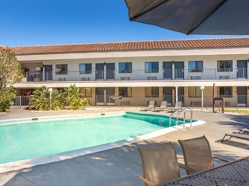 Super 8 By Wyndham Naples Hotel Golden Gate Exterior photo