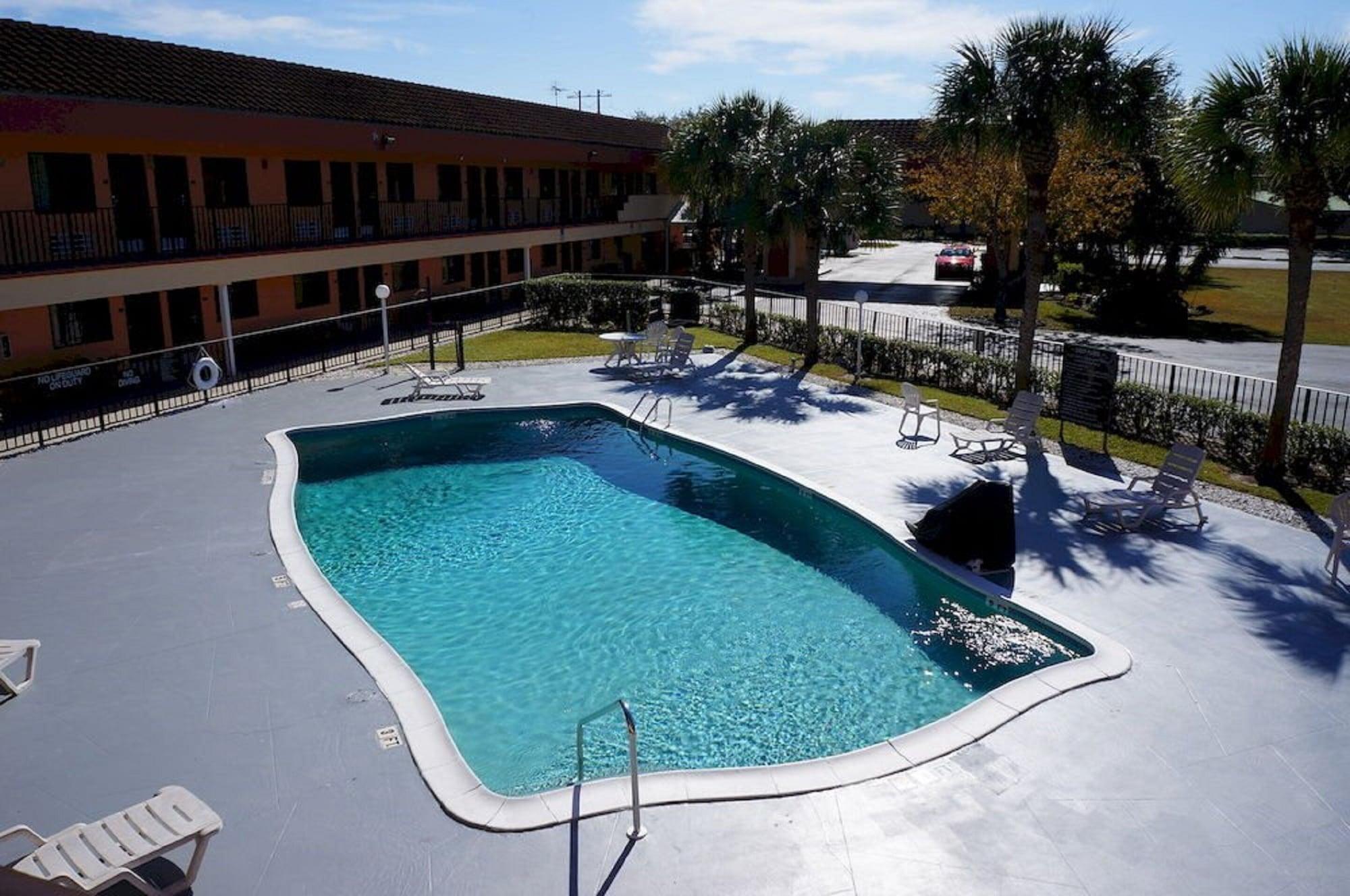 Super 8 By Wyndham Naples Hotel Golden Gate Exterior photo