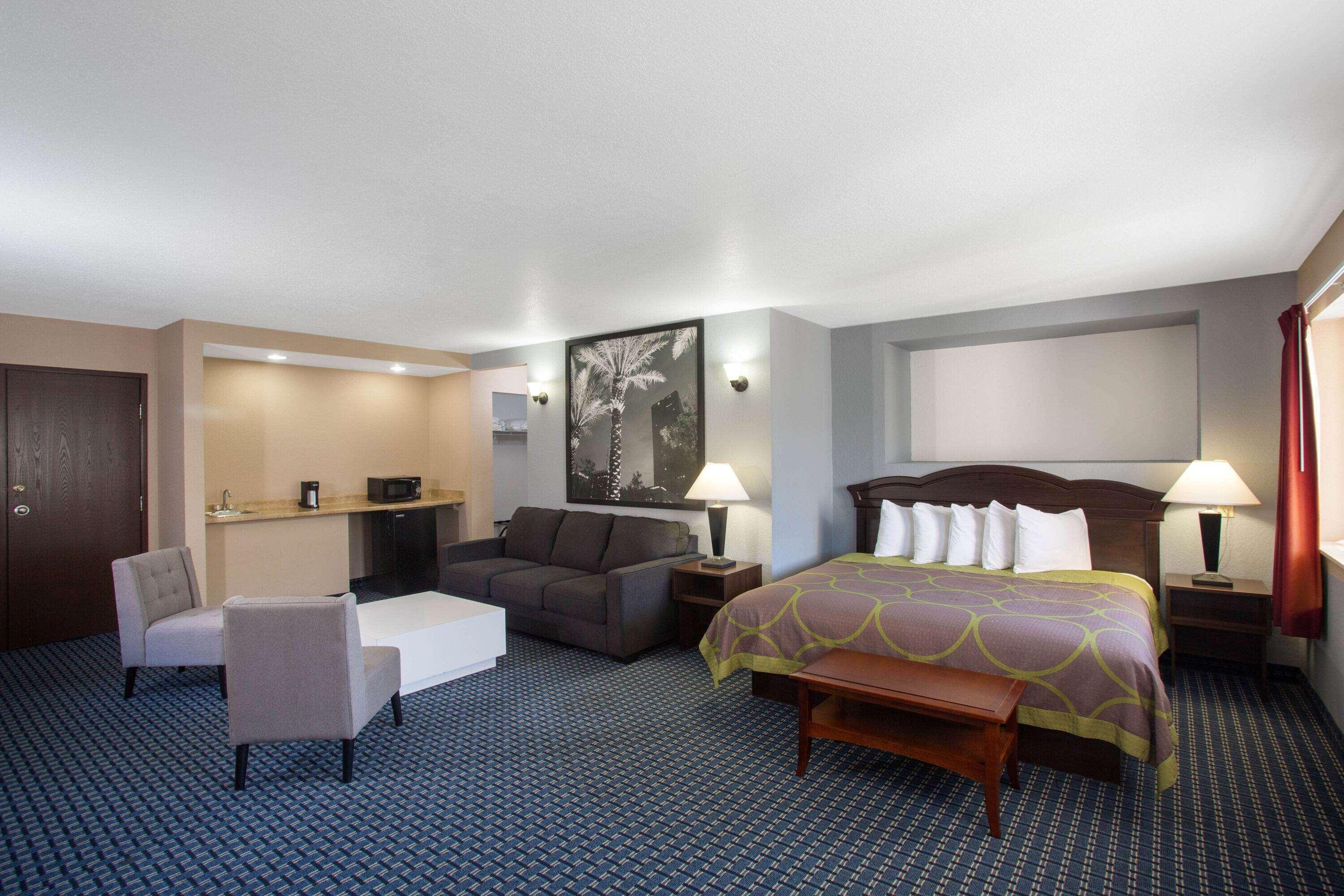 Super 8 By Wyndham Naples Hotel Golden Gate Exterior photo