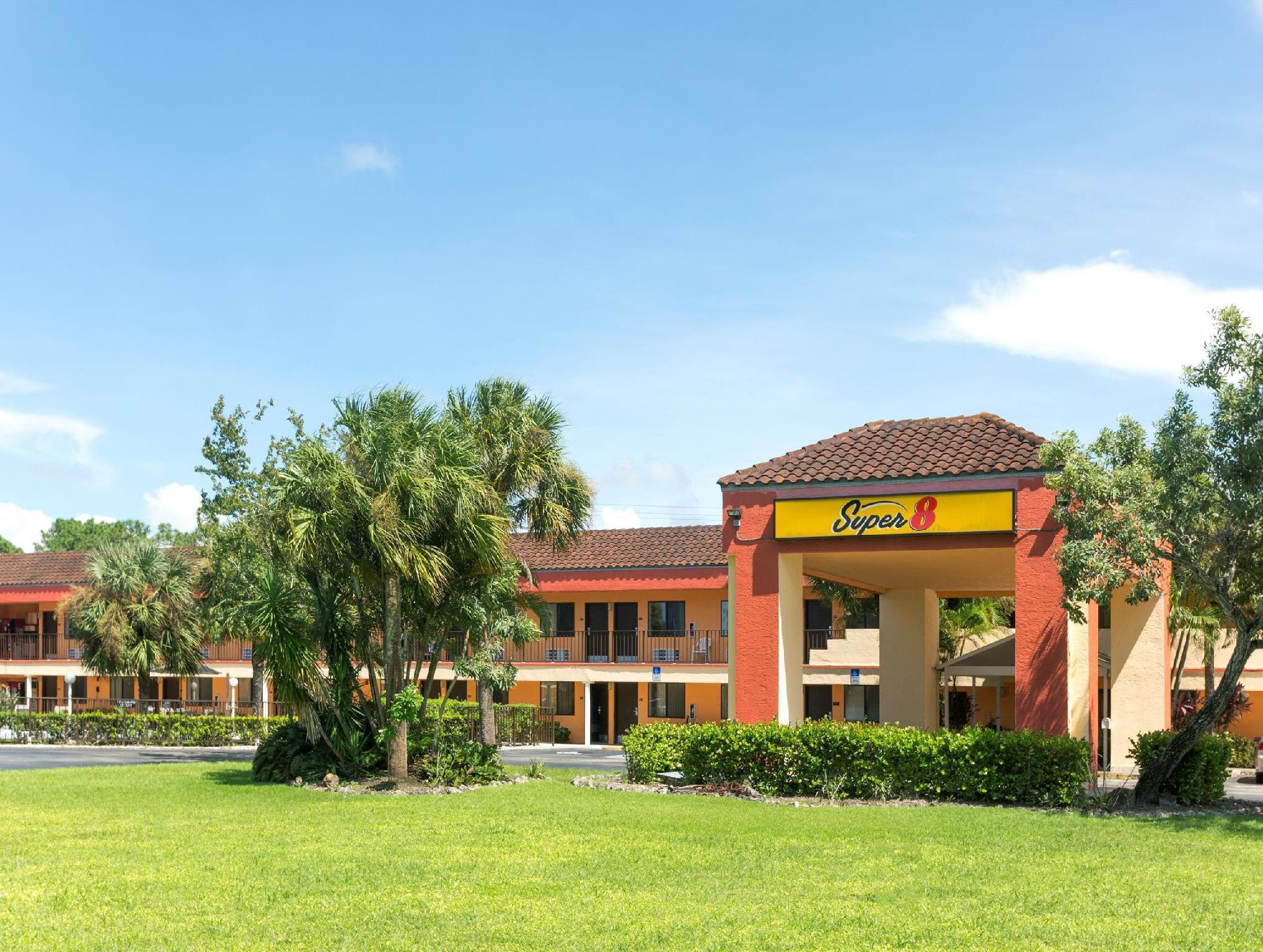 Super 8 By Wyndham Naples Hotel Golden Gate Exterior photo