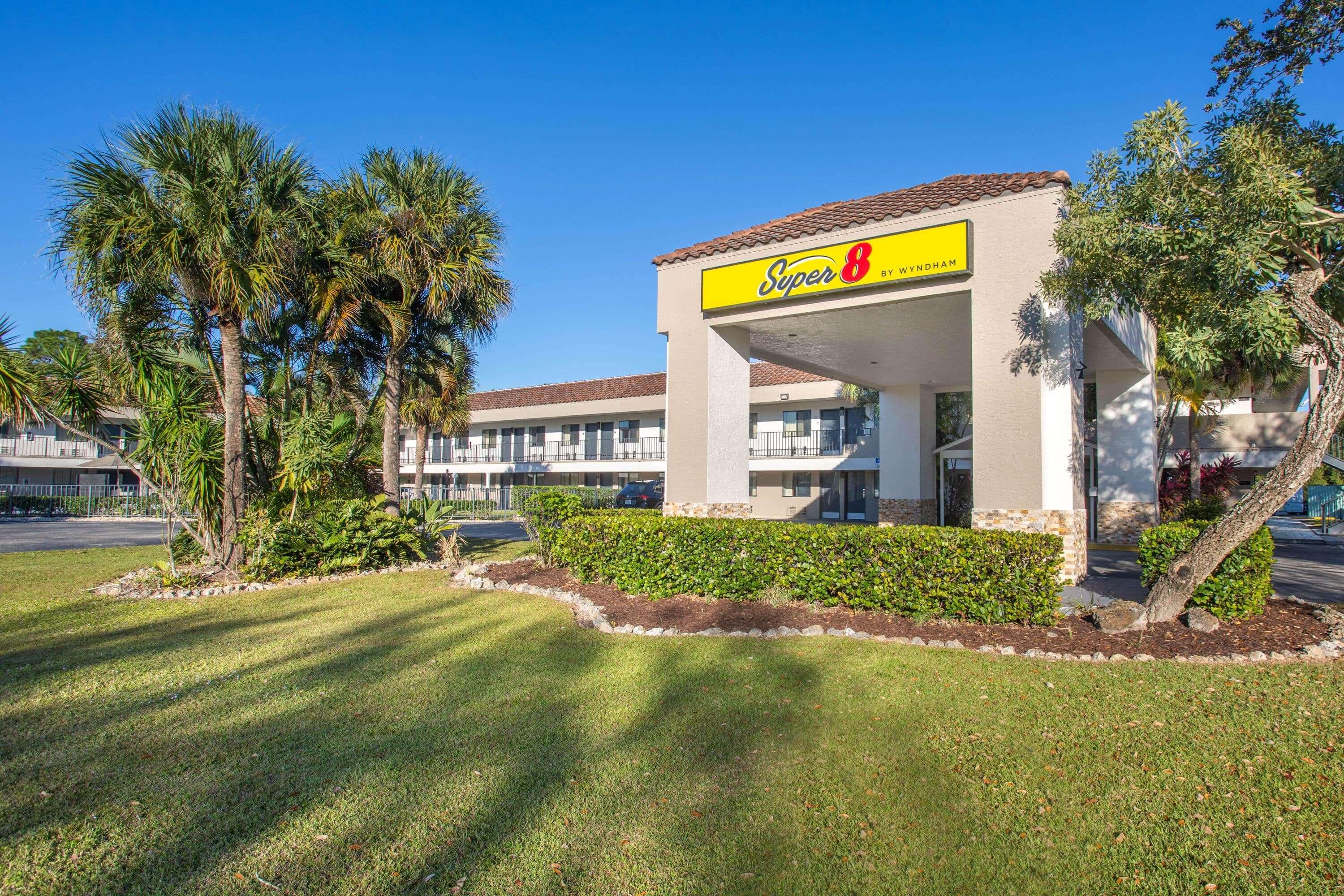 Super 8 By Wyndham Naples Hotel Golden Gate Exterior photo