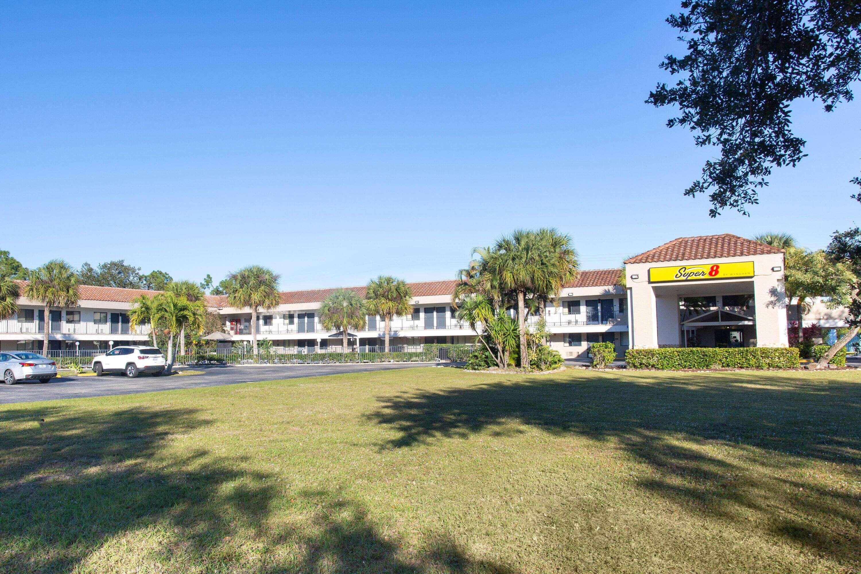 Super 8 By Wyndham Naples Hotel Golden Gate Exterior photo