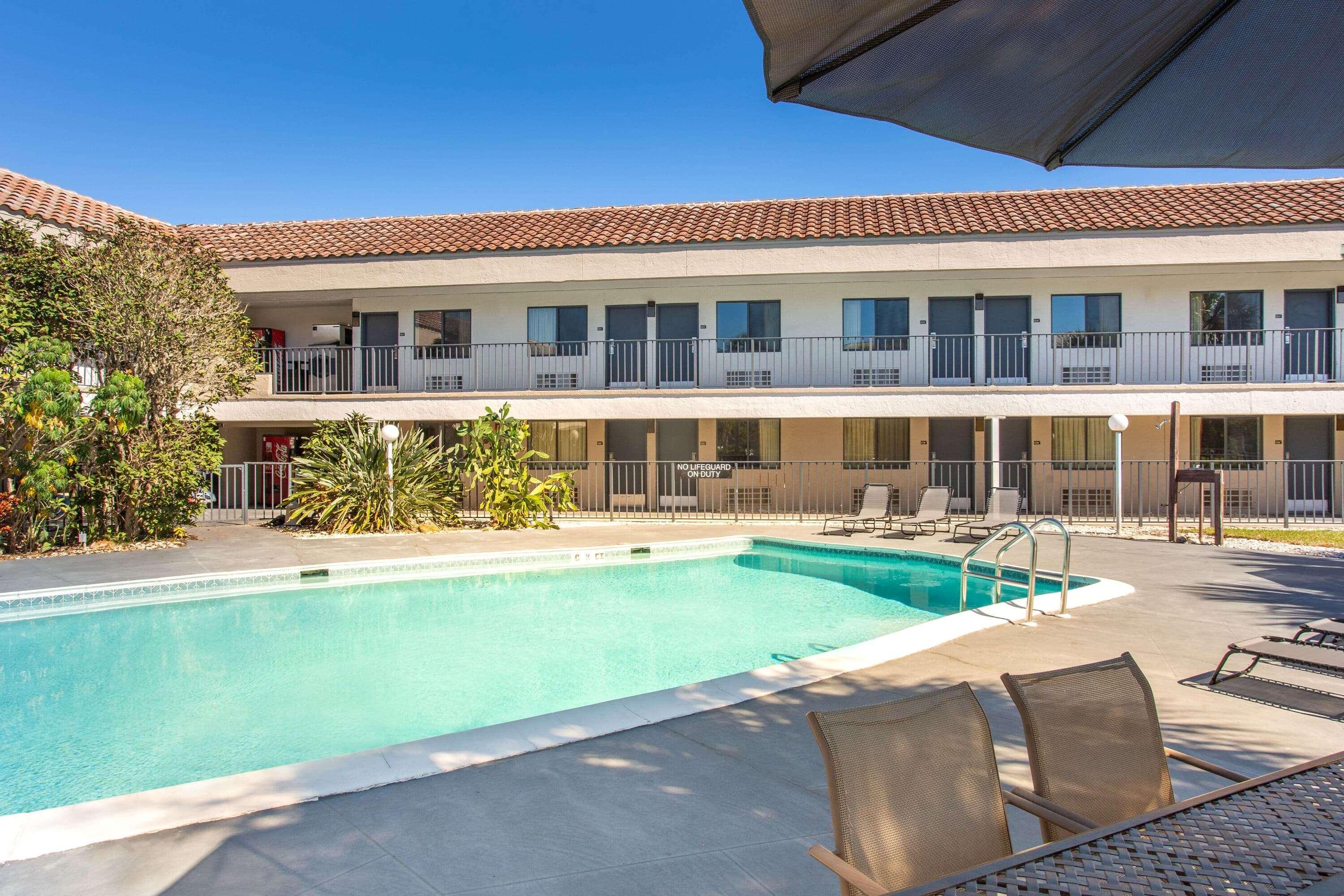 Super 8 By Wyndham Naples Hotel Golden Gate Exterior photo