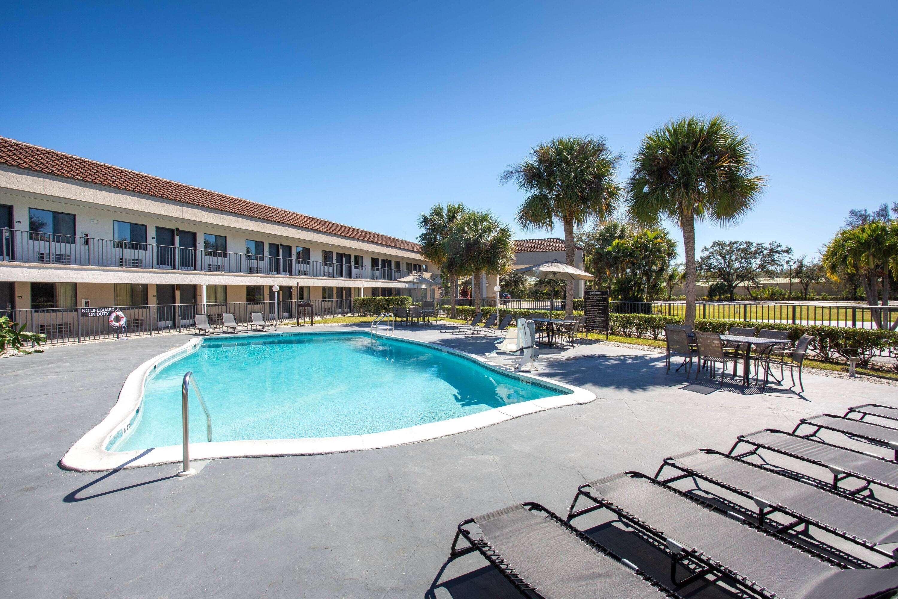 Super 8 By Wyndham Naples Hotel Golden Gate Exterior photo