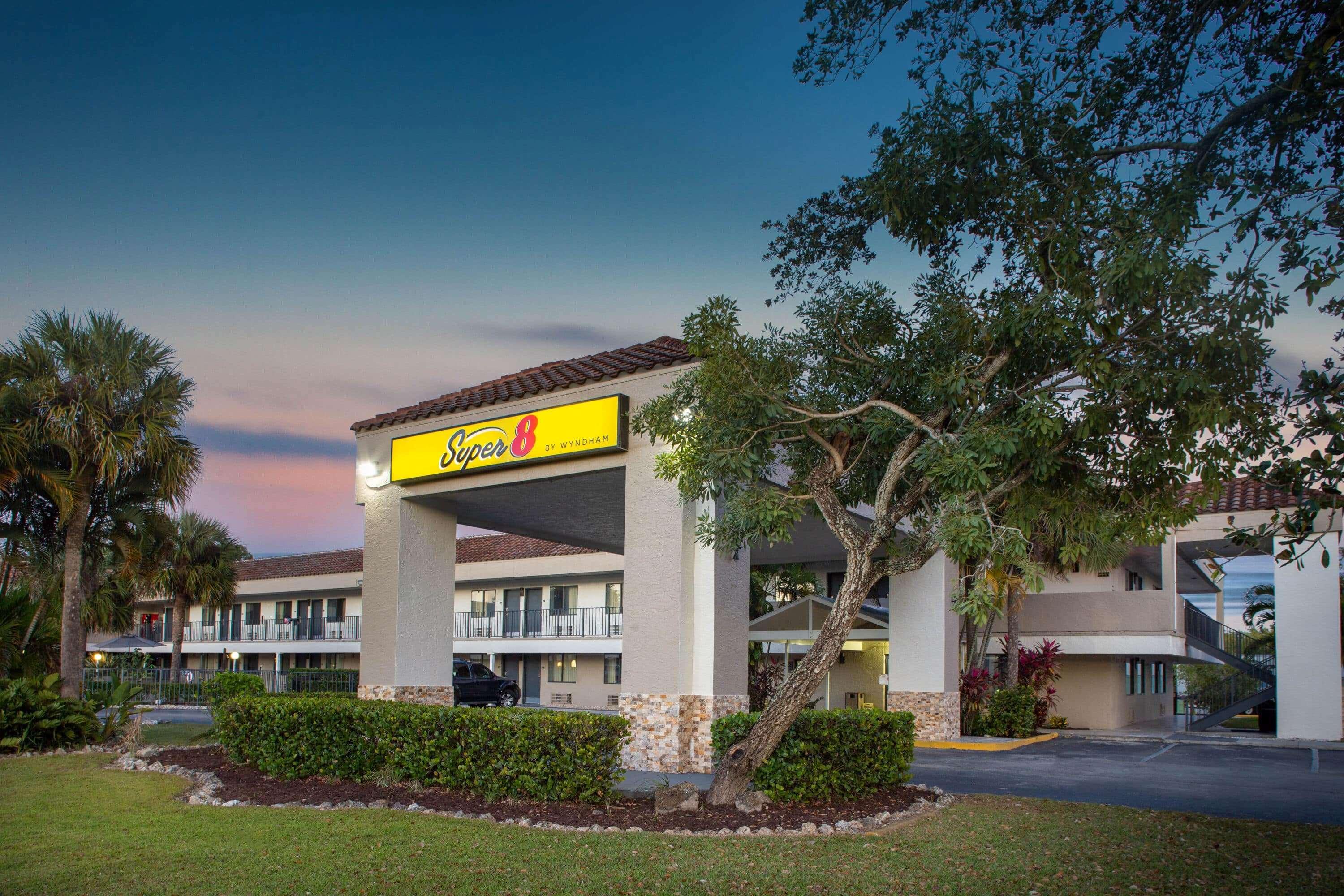 Super 8 By Wyndham Naples Hotel Golden Gate Exterior photo