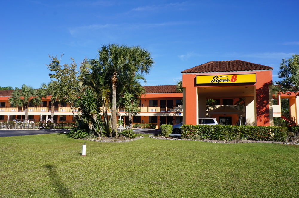 Super 8 By Wyndham Naples Hotel Golden Gate Exterior photo