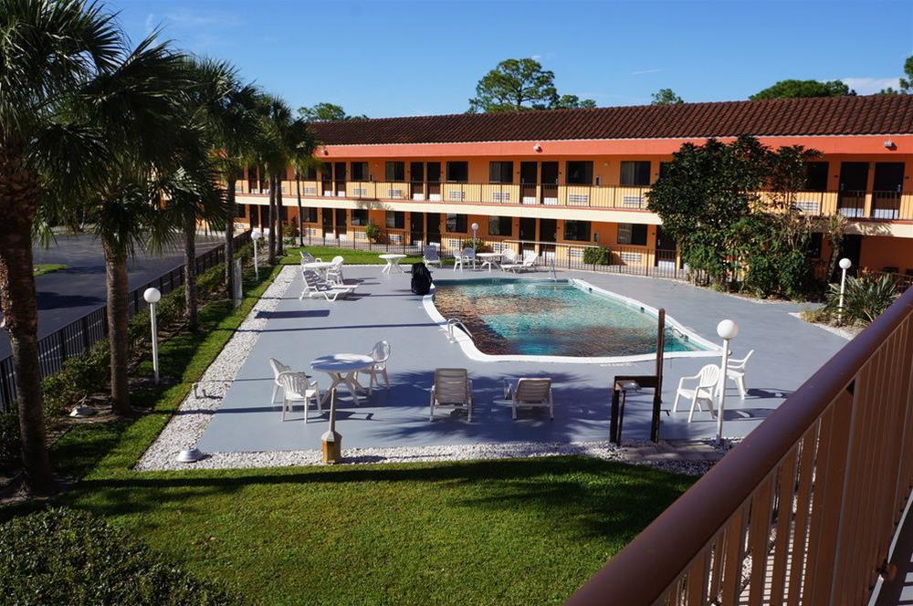 Super 8 By Wyndham Naples Hotel Golden Gate Exterior photo