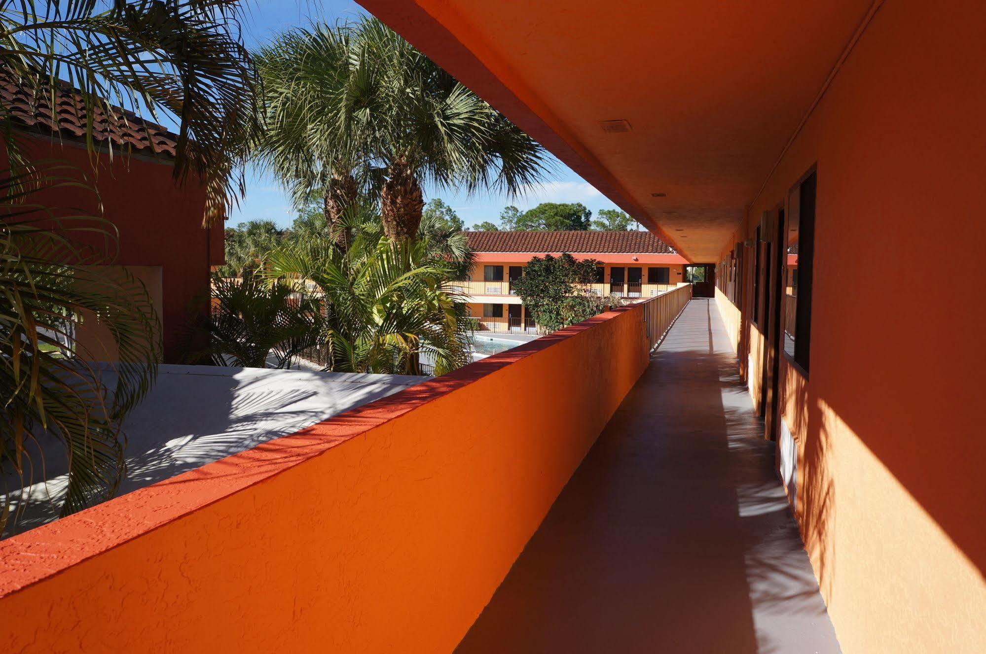 Super 8 By Wyndham Naples Hotel Golden Gate Exterior photo