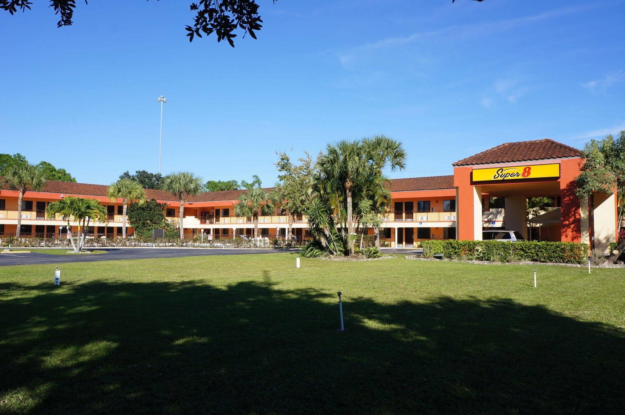 Super 8 By Wyndham Naples Hotel Golden Gate Exterior photo