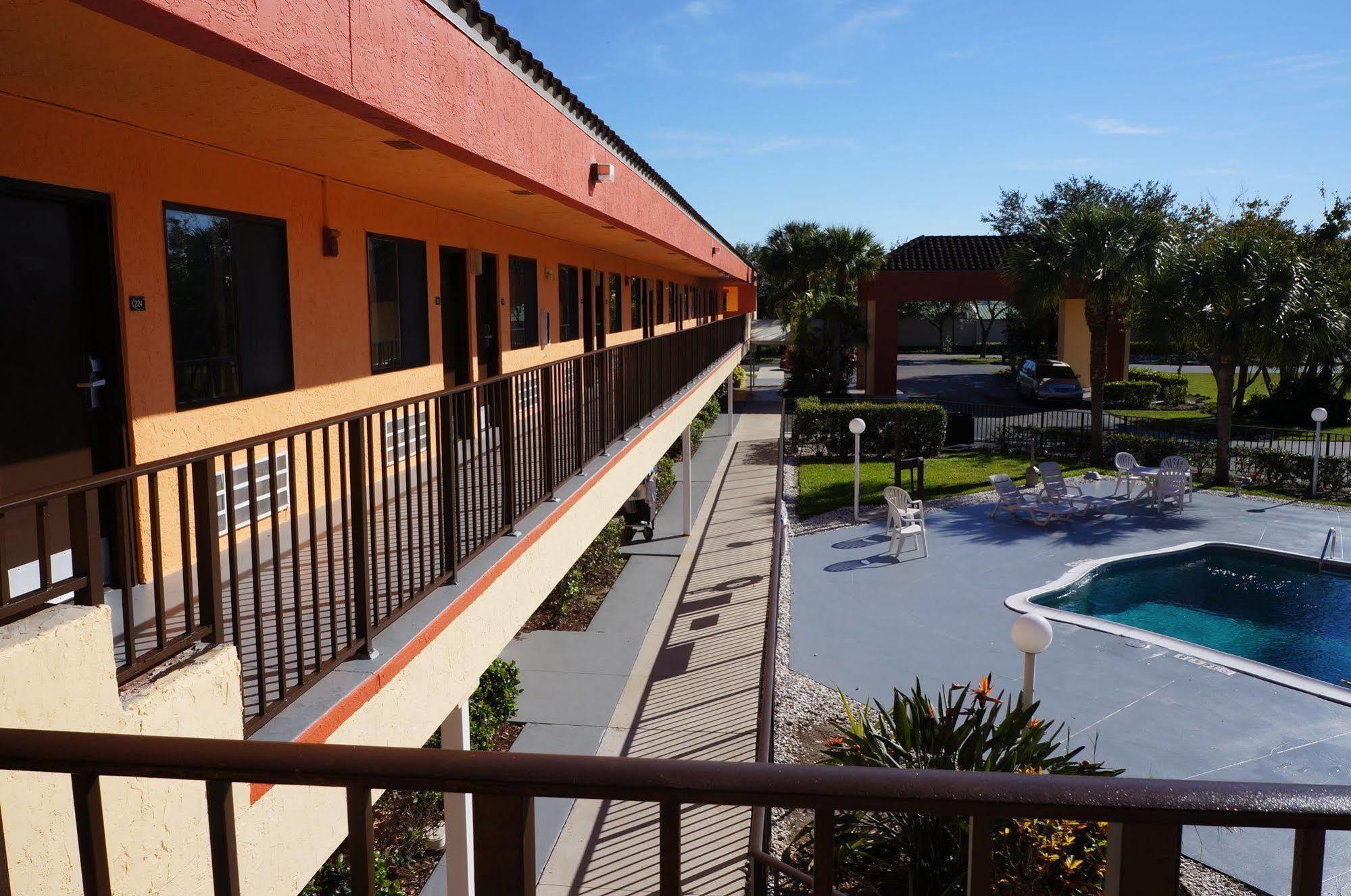 Super 8 By Wyndham Naples Hotel Golden Gate Exterior photo