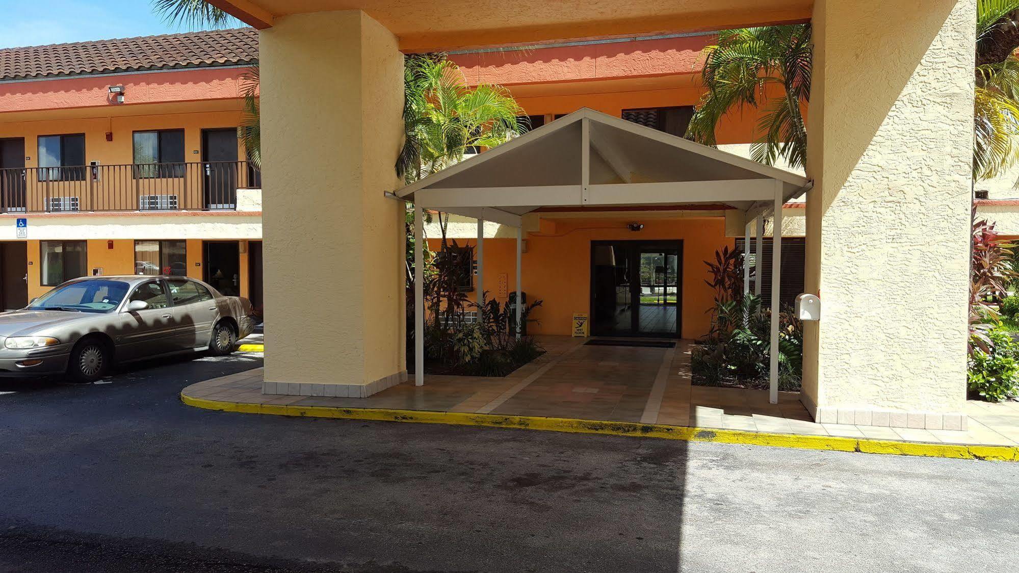 Super 8 By Wyndham Naples Hotel Golden Gate Exterior photo