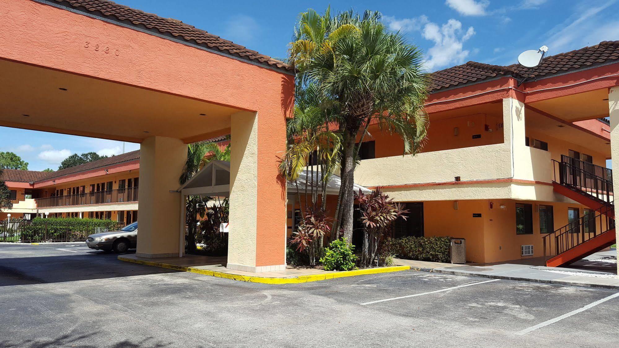 Super 8 By Wyndham Naples Hotel Golden Gate Exterior photo