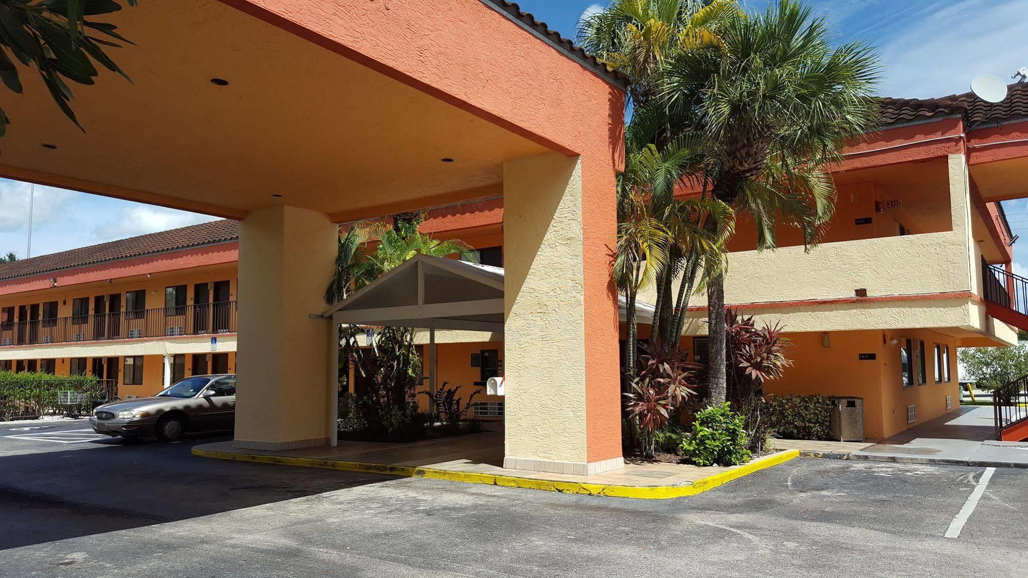 Super 8 By Wyndham Naples Hotel Golden Gate Exterior photo