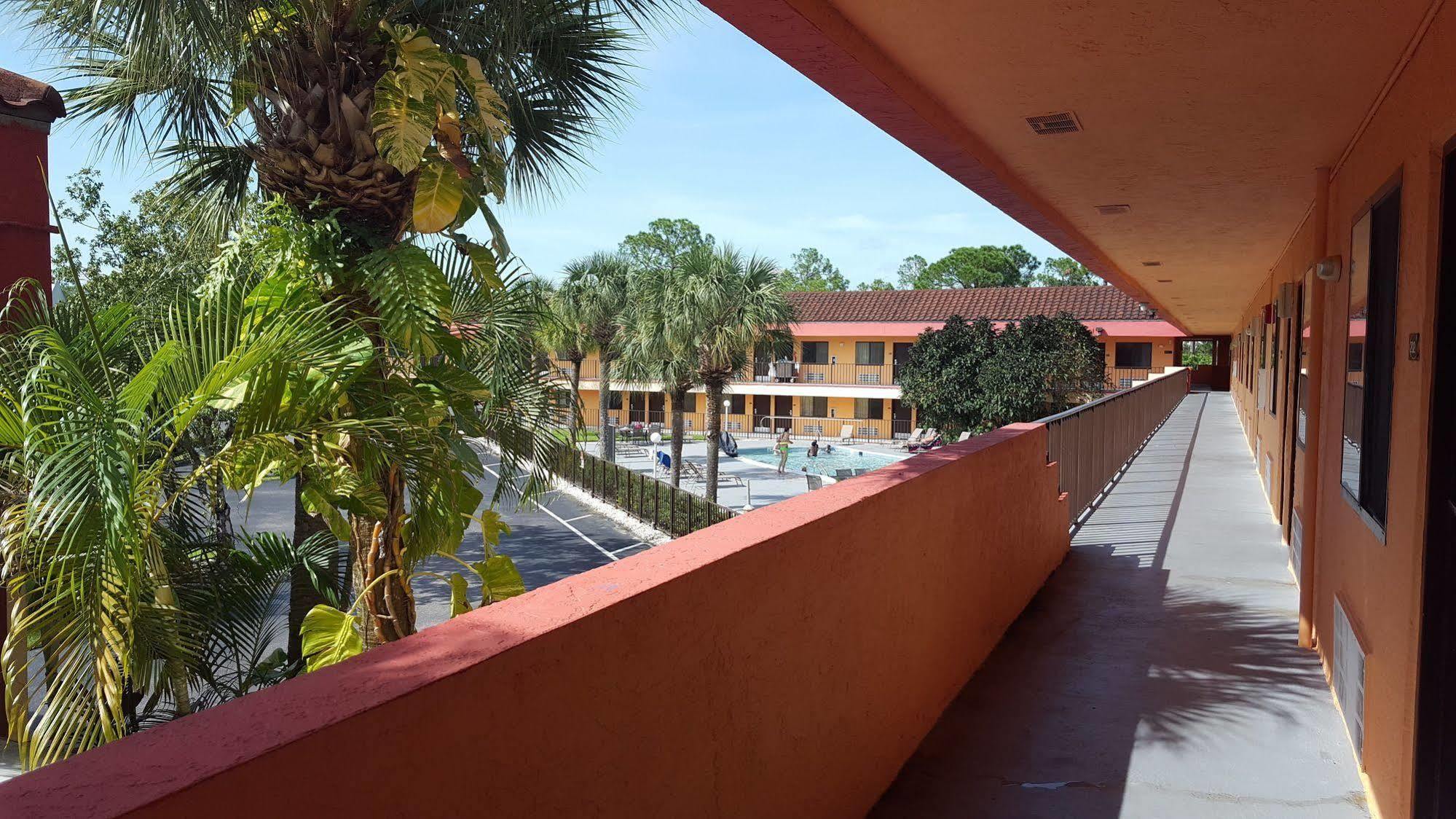 Super 8 By Wyndham Naples Hotel Golden Gate Exterior photo