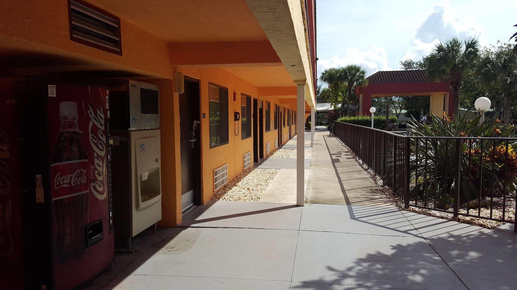 Super 8 By Wyndham Naples Hotel Golden Gate Exterior photo