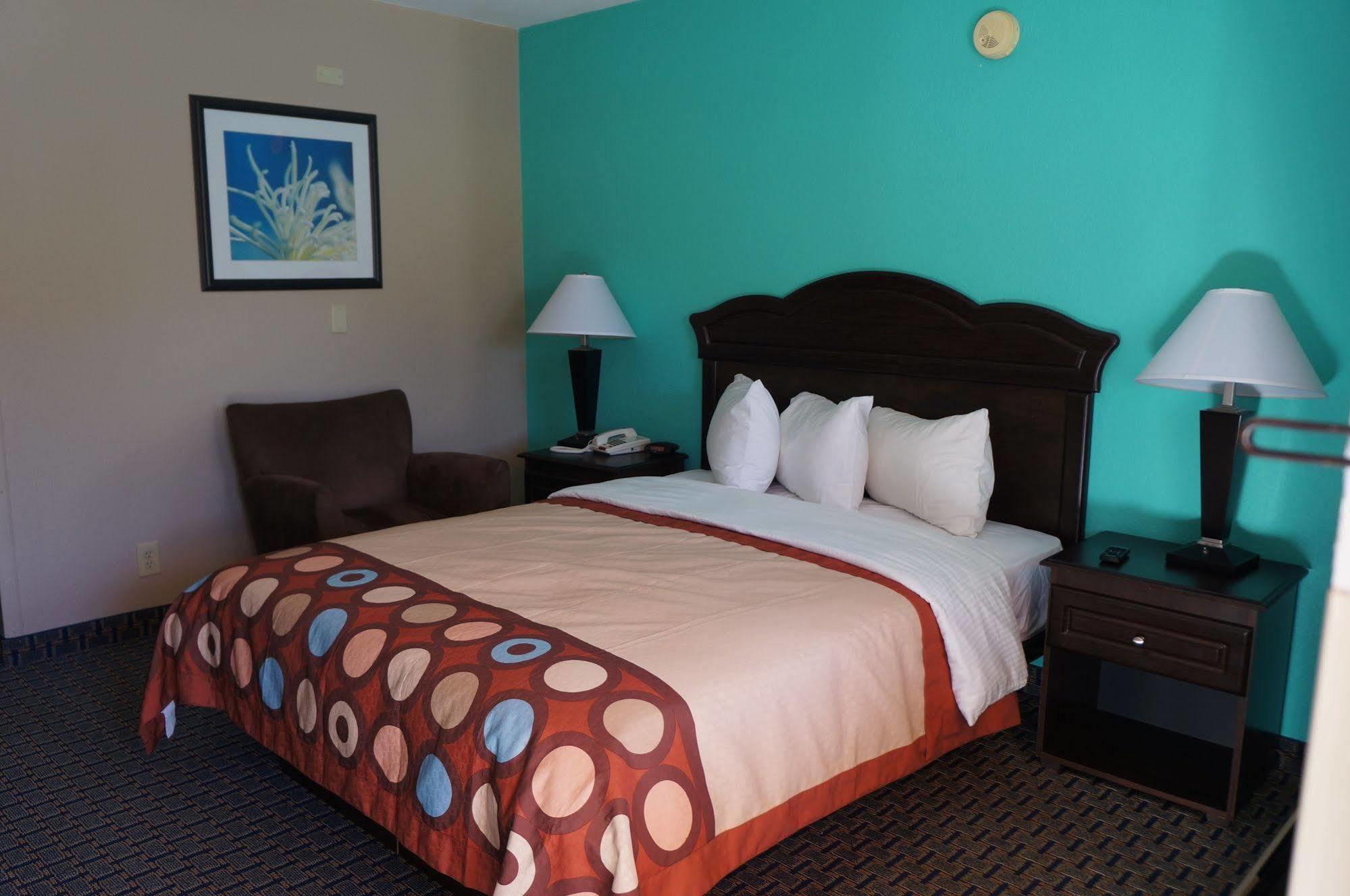Super 8 By Wyndham Naples Hotel Golden Gate Exterior photo