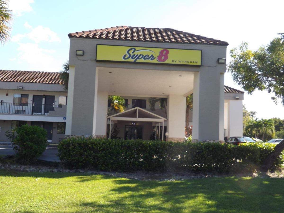 Super 8 By Wyndham Naples Hotel Golden Gate Exterior photo